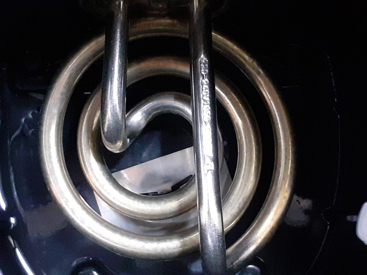 Нагревательный элемент нашего чайника. Он используется более 2 лет и ни разу не чистился.