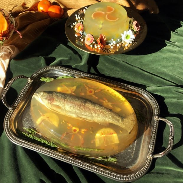 Копченая радужная форель в бульоне с розмарином и перцом чили, покрытая желе из цветков апельсина. Фото: Шарона Франклин