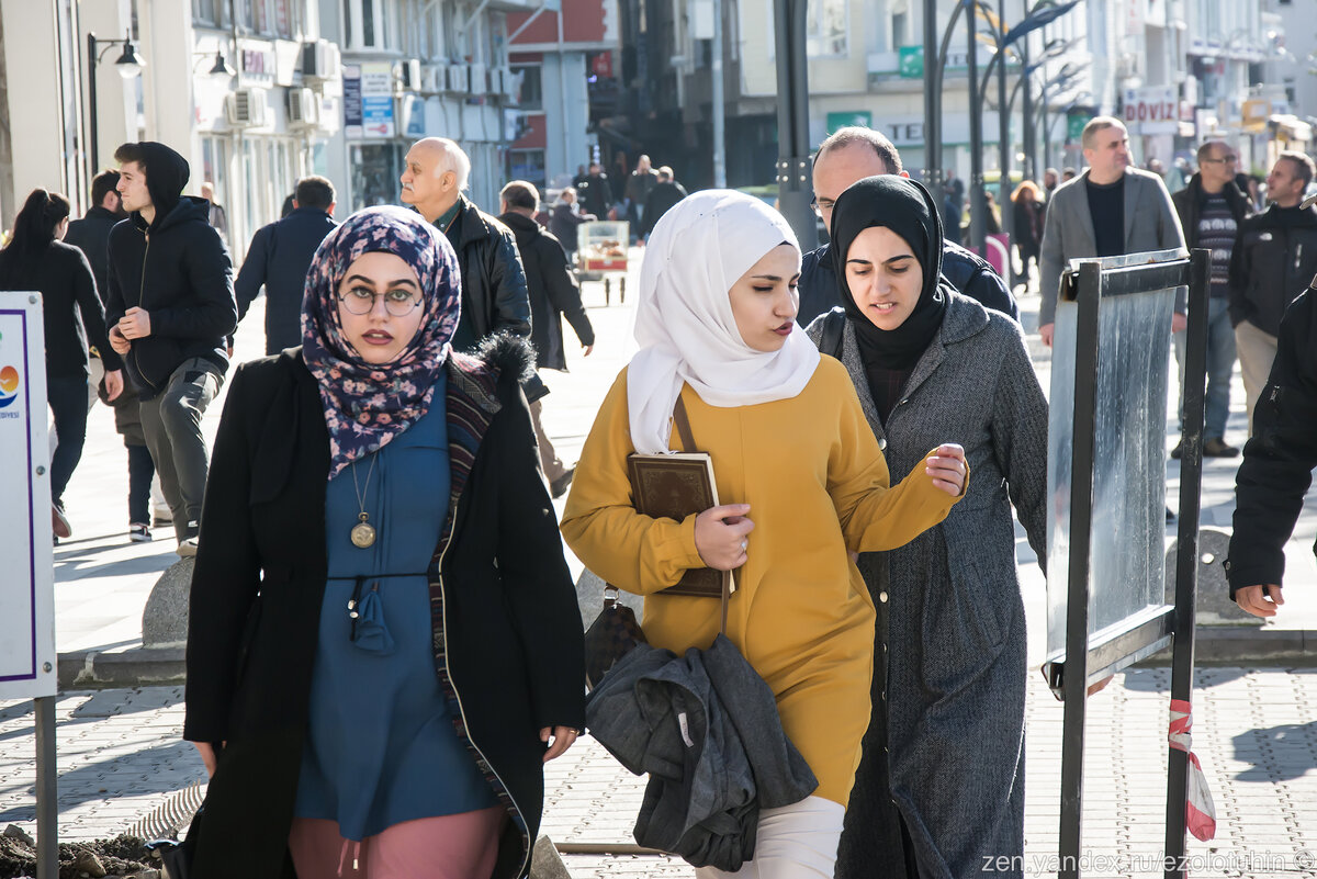 Как выглядят обычные девушки в Турции. Сделал фотографии на улицах |  EZOLOTUHIN | Дзен