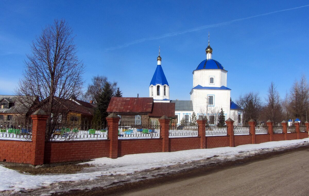 На территории за забором располагается пасека.