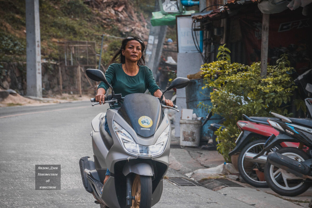 Тайские девчонки на мопедах: беззащитные и смелые (фото)