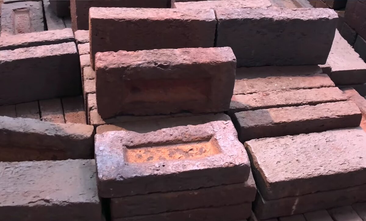 Отделочный кирпич до сих пор производят традиционным способом. Фото с завода Wienerberger