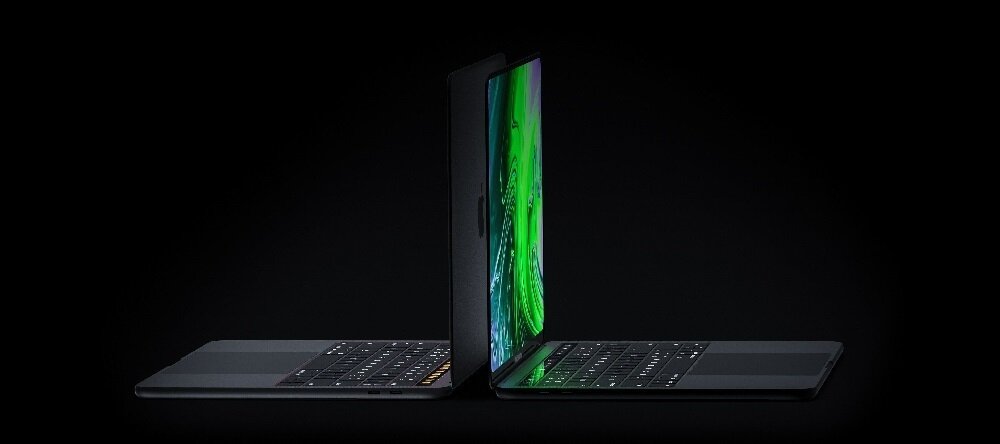 MacBook Pro никогда не были доступными устройствами, особенно, когда добирались до российского рынка. Говорить о стоимости еще неанонсированной новинки пока рано, но зато можно посмотреть на ценники моделе 2019 модельного года. Так, самая доступная "тринашка" на i5 с 8 ГБ ОЗУ и накопителем 256 ГБ обходилась на старте продаж в 156 тыс. рублей. Самая же продвинутая 15-дюймовая версия обошлась бы российскому покупателю в 350 тыс. рублей. 