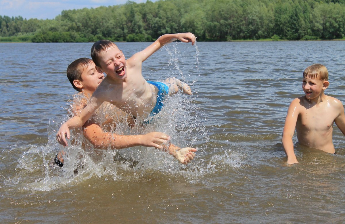Дети купаются в озере. Маечик. Купаеча. Вречки. Маечик купаеча в речке. Купаемся на речке. Дети купаются в реке.