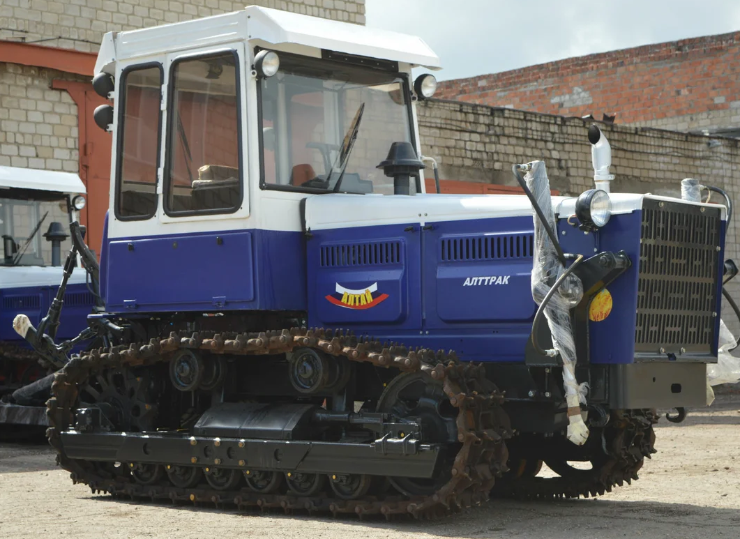 Т-4 трактор. Алтайский трактор. Гусеничный трактор алтаец т 4. Алтайский тракторный завод т-404. Трактор гусеничный т-4а.