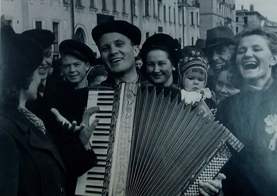 1950-е годы, комсомольцы КХП и АГФ на первомайской демонстрации