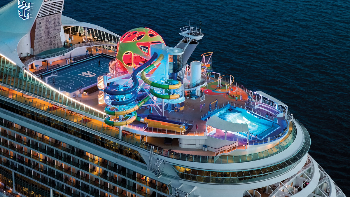 Билеты на лайнер симфония. Mariner of the Seas лайнер. Круизный лайнер Роял Карибиан. Royal Caribbean круизы. Royal Caribbean Cruises Mariner.