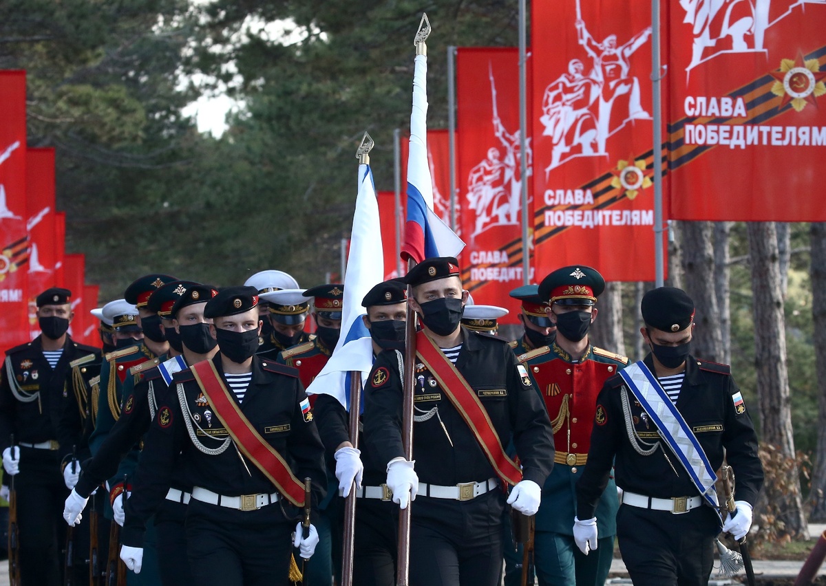 Россия. Севастополь. Праздничные мероприятия в 75-ю годовщину Победы в Великой Отечественной войне во время коронавируса. / Фото: СЕРГЕЙ МАЛЬГАВКО/ТАСС