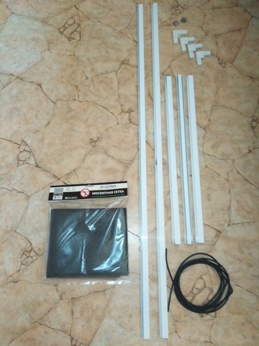 В итоге все комплектующие есть кроме боковых ручек. Я вставляю москитку без них, так что они мне не нужны. Но для тех кто не может вставить москитку без ручек или случайно поломает уголки то почти в любом строительном магазине продают комплект для сбора москитной сетки. Там есть и уголки и ручки и кронштейны для крепления на окно и даже саморезы, цена вопроса 70 руб. Шнур тоже продаётся.