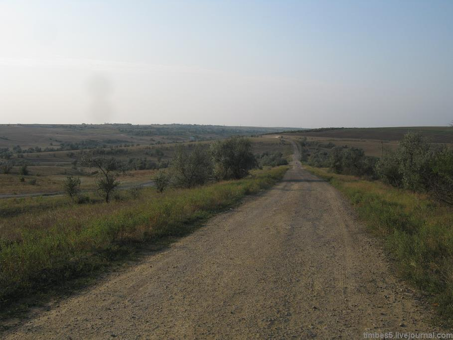 Несмотря на предельную близость к Одессе, тут главная проблема - добраться. Километра за два до села хороший асфальт внезапно кончается и начинается безасфальтный ад, да ещё и с сильными уклонами. Слева видна альтернативная дорога, по идее она более щадящая. 