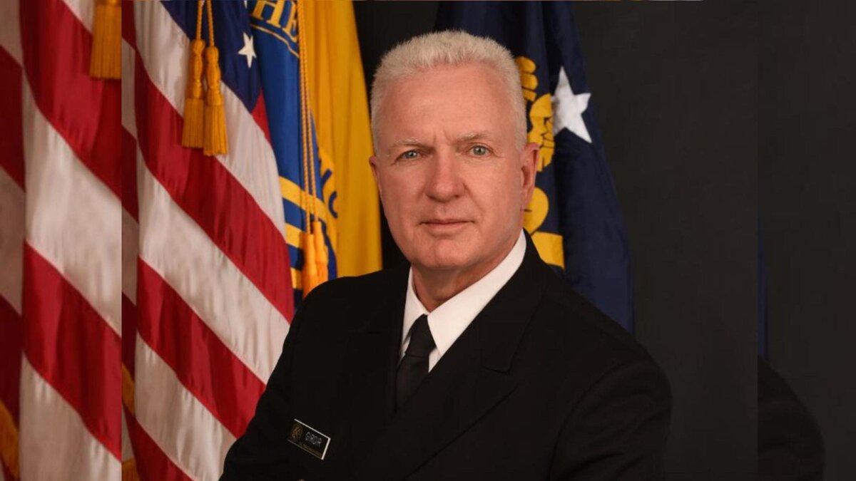 Brett Giroir.Американский врач-педиатр и четырехзвездочный Адмирал в американском государственном медицинском корпусе.