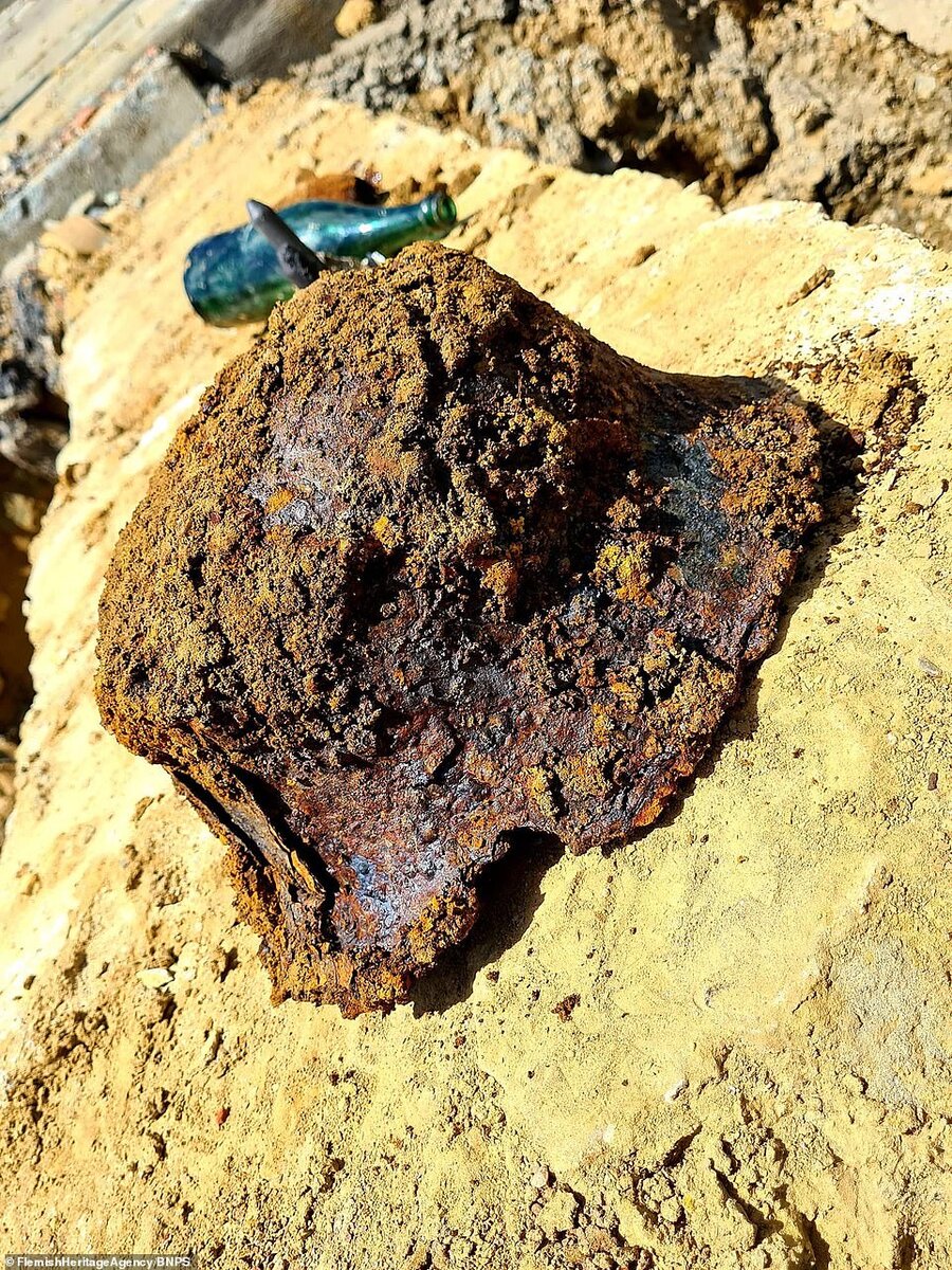 Немецкая каска, найденная при раскопках.