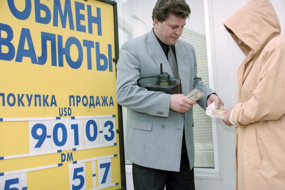 В то время как СМИ обсуждают грядущую экономическую катастрофу, наивные потребители бегут за валютой: пока курс «всего лишь» 72 рубля за доллар. Фото: Денисов Антон/Фотохроника ТАСС