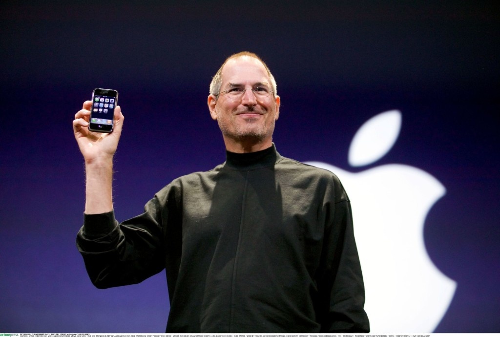 Стив Джобс на презентации первого iPhone. Источник: Яндекс картинки.