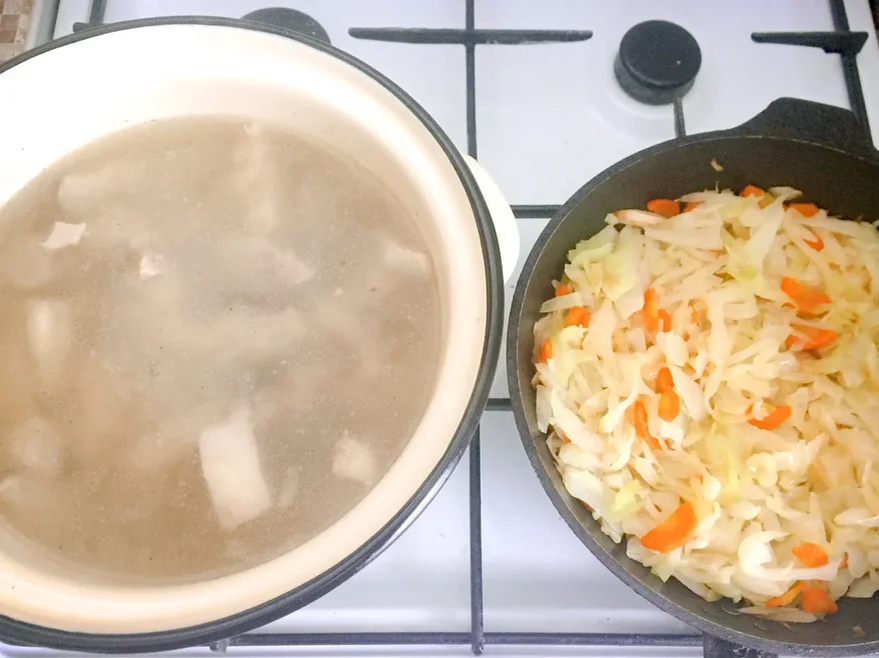 Овощи я отдельно не солила, а в кастрюлю отправила примерно 2/3 ст. ложки соли.