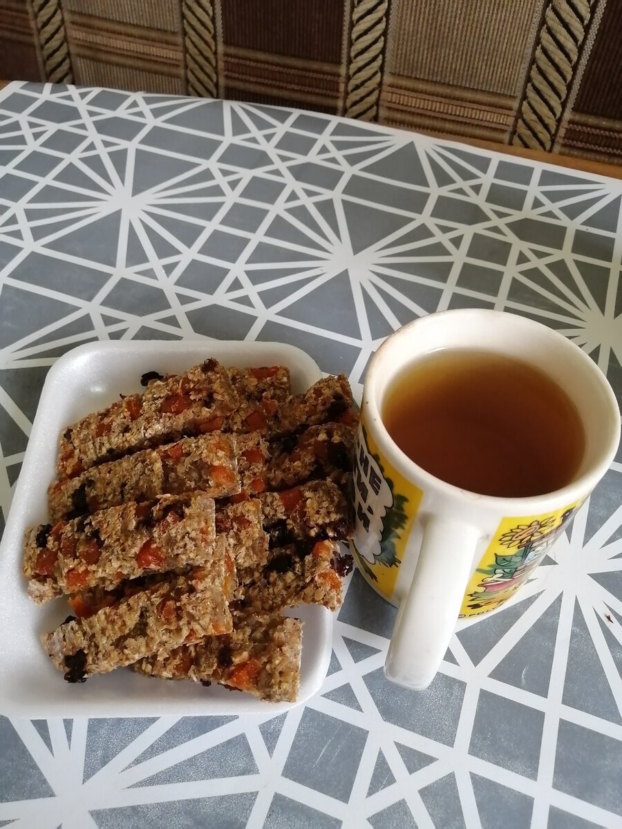 Вкусные и полезные батончики. Помогут Вам, когда обед совсем не скоро, так как ими можно перекусить и на работе, и в дороге. В рецепте есть финики, которые называют "хлебом пустыни", которые не содержат холестерина. В связи с тем, что финики малокалорийны и содержат огромное количество полезных веществ, их рекомендуют употреблять вместо сладостей всем, кто придерживается диеты, либо старается просто поддерживать свой вес в норме. Считается, что финики содержат все необходимые вещества для человека, так, питаясь только финиками и водой, можно прожить несколько лет. Есть курага с низким гликемическим индексом. Есть и миндальная мука, в которой очень много клетчатки. Есть овсянка, и все продукты вместе создают удивительно сбалансированное блюдо.Категория: Выпечка Изделия из теста Другие изделияИнгредиенты для «Фитнес-батончики»:Курага — 100 гФиник — 100 гИзюм — 60 гЯблоко — 150 гМасло растительное (ТМ "Олейна") — 2 ст. л.Мука миндальная — 40 гХлопья овсяные — 40 гСметана (10 %. Либо кефир или йогурт) — 50 гИмбирь — 1 ч. л.