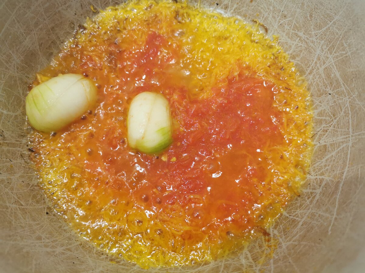 В этот раз я ещё упростила приготовление супа: луковицу просто разрезала на половинки и положила в масло срезом вниз. Но зато добавила в суп тёртый помидор. Помидор - опция, быстросуп выходит вкусным и без него.