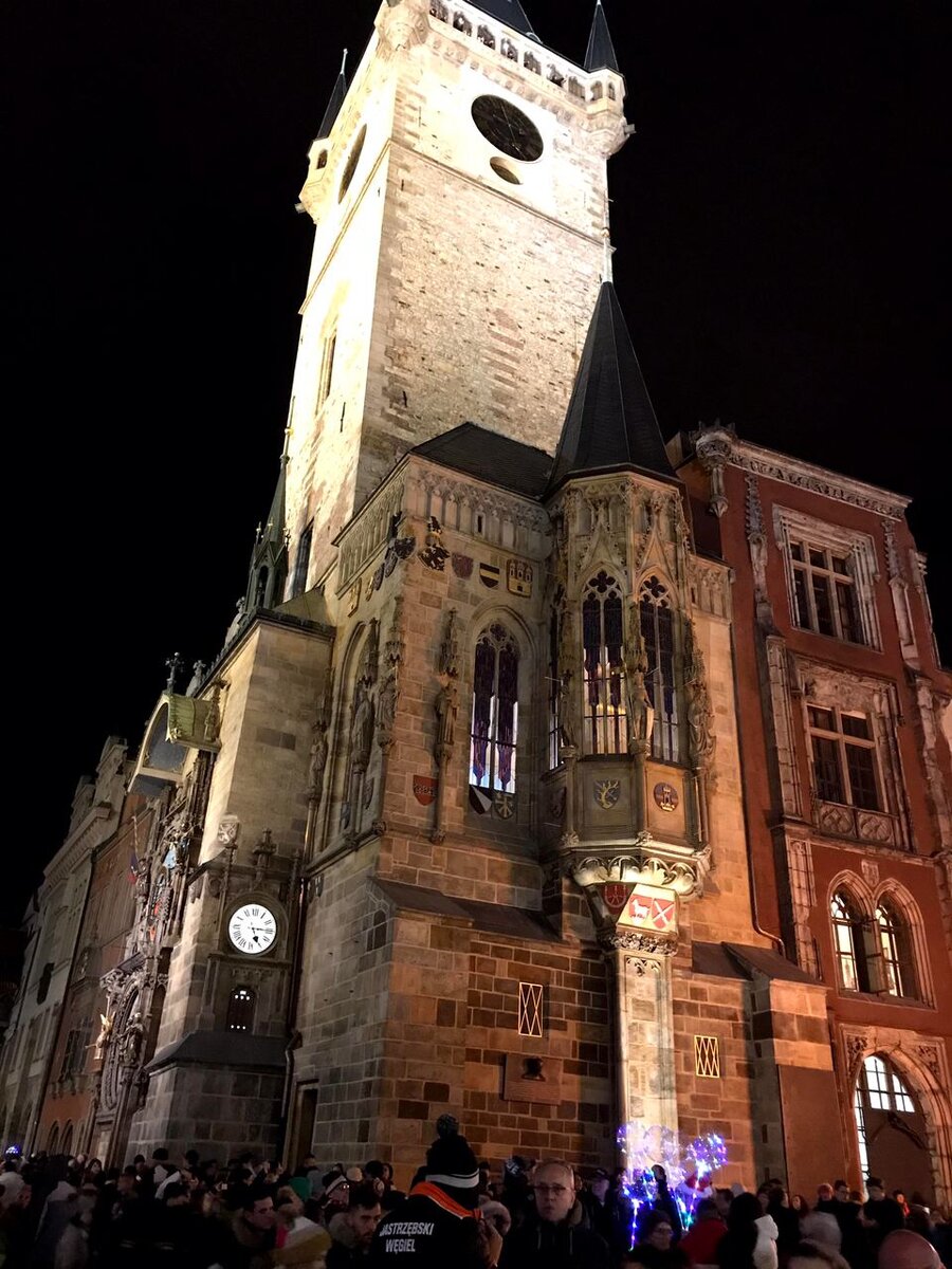 Омела в доме Не удивляйтесь, если ближе к зимним праздникам увидите в продаже на ярмарках, в цветочных и обычных магазинах веточки омелы. Мало того, что продаются обычные зеленые веточки, так продавцы их еще и всячески украшают их — окрашивают в серебристые и золотистые оттенки, покрывают блестками. Дома у чехов принято подвешивать такие веточки на двери, чтобы привлечь в дом денежное благополучие и счастье. Однако, будьте внимательны, — если вы и правда хотите привлечь в дом богатство, попросите кого-то именно подарить вам омелу, не стоит покупать ее самому.

Ежишек, приносящий подарки
Подарки на Рождество чешским детям приносит не Дед Мороз и даже не Санта, а Ежишек (в переводе с чешского — маленький Иисус Христос), что для новоприбывших студентов МСМ на первых порах кажется странным. Подарками обмениваются сразу после ужина, а также иногда принимаются за гадания на яблоках, разрезая их поперек. Если “звездочка” в сердцевине яблока получится равной формы, то этого члена семьи ждет большая удача.

Черт и Ангел
В семьях с детьми регулярно отмечается праздник Св.Николая, по-чешски Святого Микулаша, и происходит он 6 декабря. Как у нас приходит Дед Мороз, так к чешским детям приходят родители, дяди, тети или же специальные аниматоры, наряженные в костюмы Святого Николая, Черта и Ангела. Если же ребенок в прошлом году вел себя хорошо, то в подарок от них он получит сладости или другие подарки, а если же родители на ребенка “пожалуются” Святому Микулашу, то в подарок он получает разве что кусочки настоящего угля. Особо непослушных детей Черт “забирает” с собой в мешок и уносит. Разумеется, традиция эта скорее добрая и большинство детей чаще получают сладости.

День рождения
У чехов нет традиции устраивать на День рождения “пир на весь мир”, основные празднования проходят в ресторанах или, так называемой “hospodě” — традиционном чешском заведении, где можно сытно поесть в уютной обстановке. Не принято также, чтобы именинник сам полностью оплачивал трапезу — обычно виновник торжества берет на себя напитки, а гостям предоставляет возможность заказывать и оплачивать еду по своему выбору.