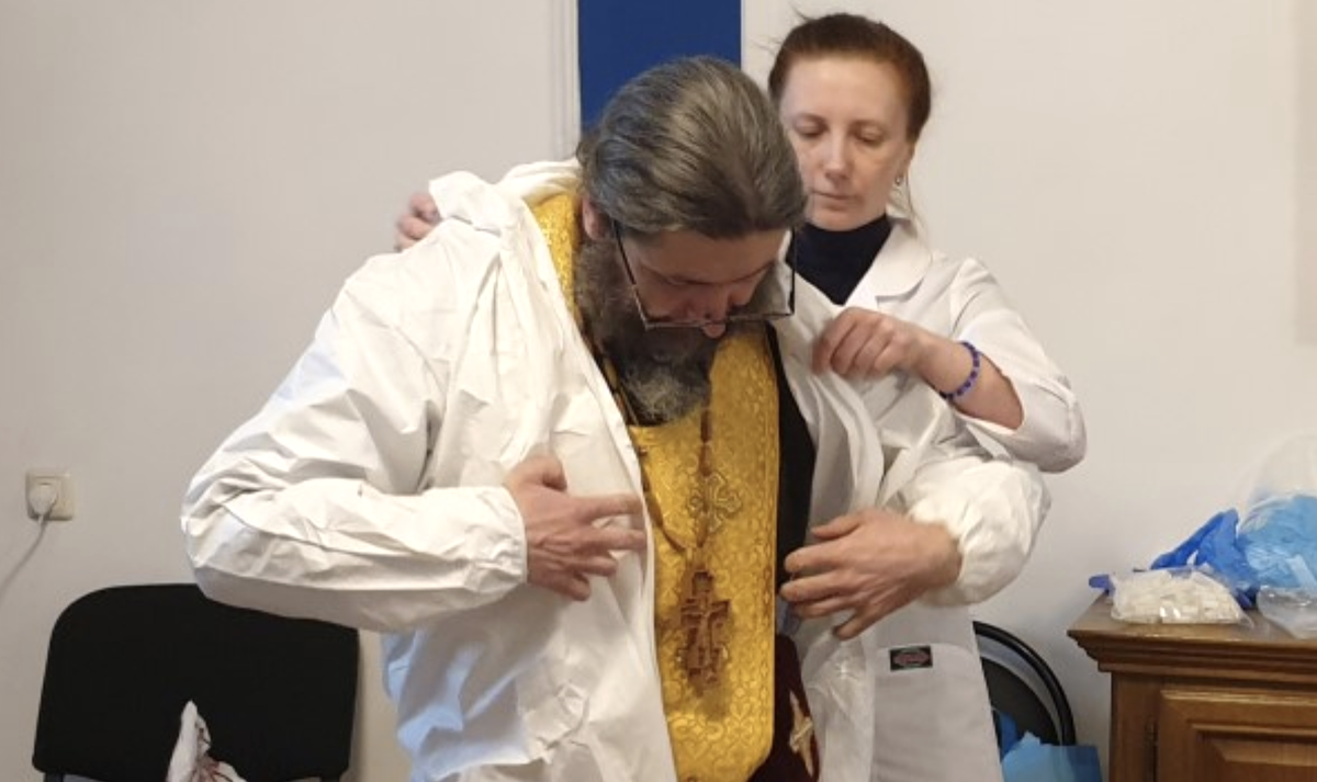 Облачение в защитный костюм: перчатки, маска, халат.