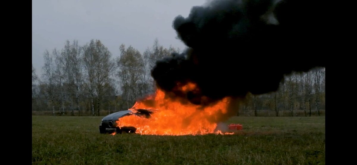 Блогер выложил видео на своем ютуб канале, где демонстративно сжег свой автомобиль после череды нерешаемых проблем дилером Мерседес.