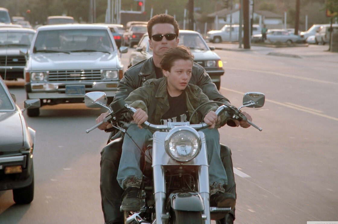 Арнольд Шварценеггер и Эдвард Ферлонг. Кадр из кинофильма "Терминатор 2: Судный день", 1991 г., режиссер Джеймс Кэмерон, Джеймс Кэмерон, Уильям Уишер мл., Брэд Фидель. Фото для иллюстрации из источника kinopoisk.ru