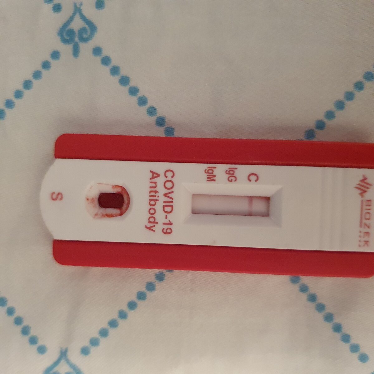 Это экспресс тест на ковид, который бригада скорой помощи посчитала поллжительным. Хотя, видно, что и Ig G и Ig M в крови отсутствуют.