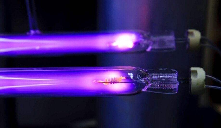 Кварцевые лампы, использующиеся для дезинфекции, содержат ртуть под малым давлением. Их излучение сосредоточено в основном в ультрафиолетовой области (https://koffkindom.ru/wp-content/uploads/2015/12/kvarcevye-lampy.jpg)