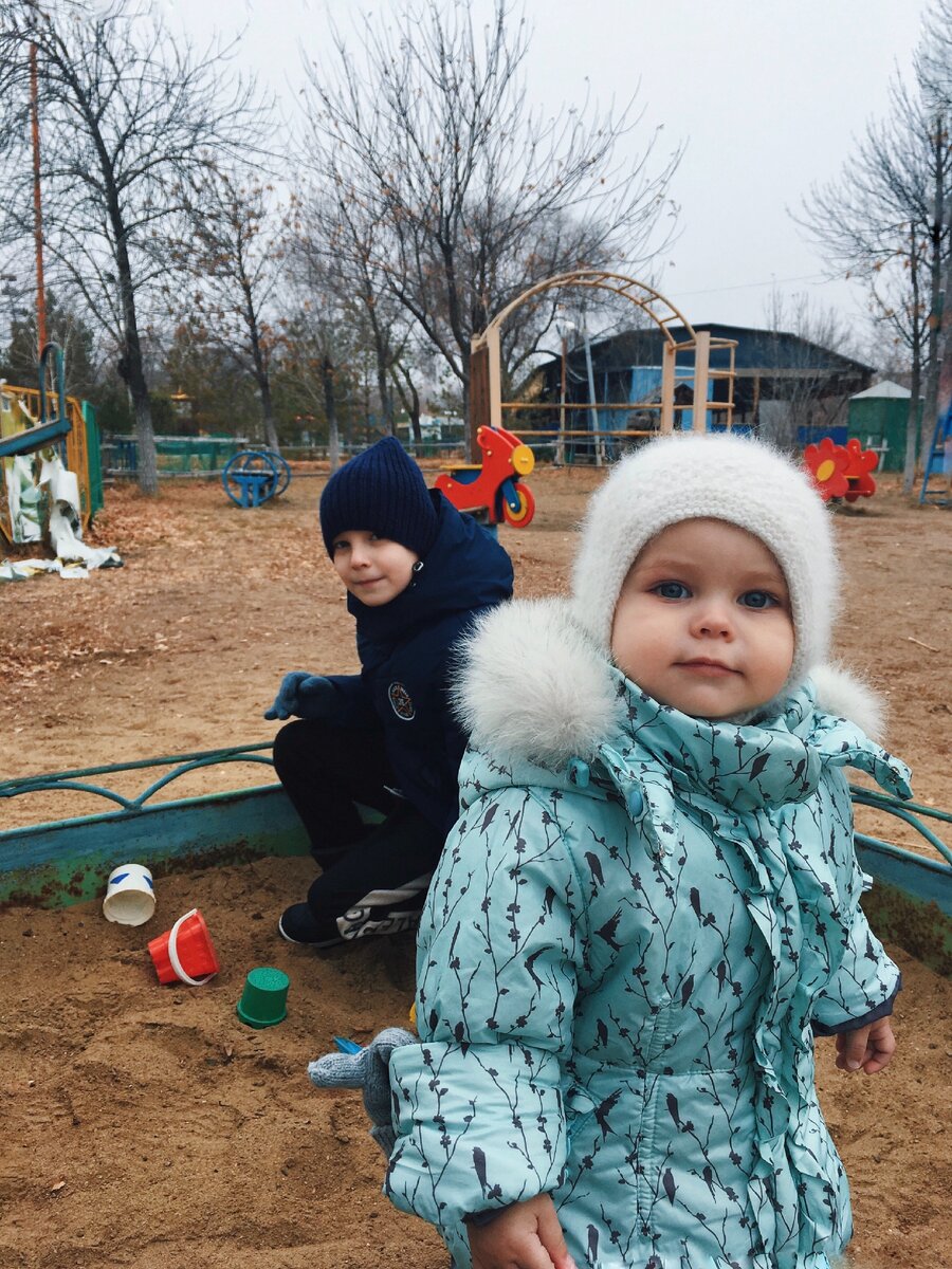 В песке дочка играется мало