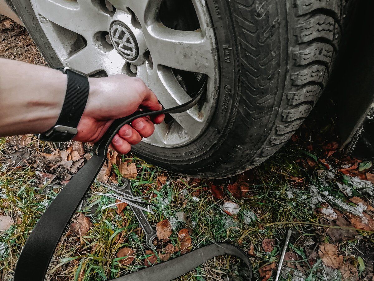 Продеваем ремень между спиц, опоясывая диск с шиной вокруг ведущего колеса
