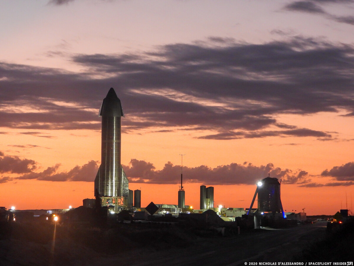 Источник справа внизу на фото