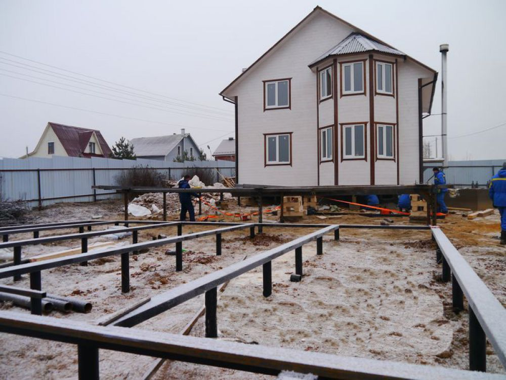 передвинуть дом на участке. передвижение дома на 2 метра. перенести дом на участке. перемещение деревянного дома. передвинуть дом на участке.