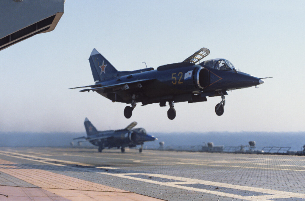 1975, 16 декабря - Начались первые полеты палубного штурмовика Як-38. (На фото: Штурмовики Як-38 на борту тяжёлого авианесущего крейсера «Новороссийск»)