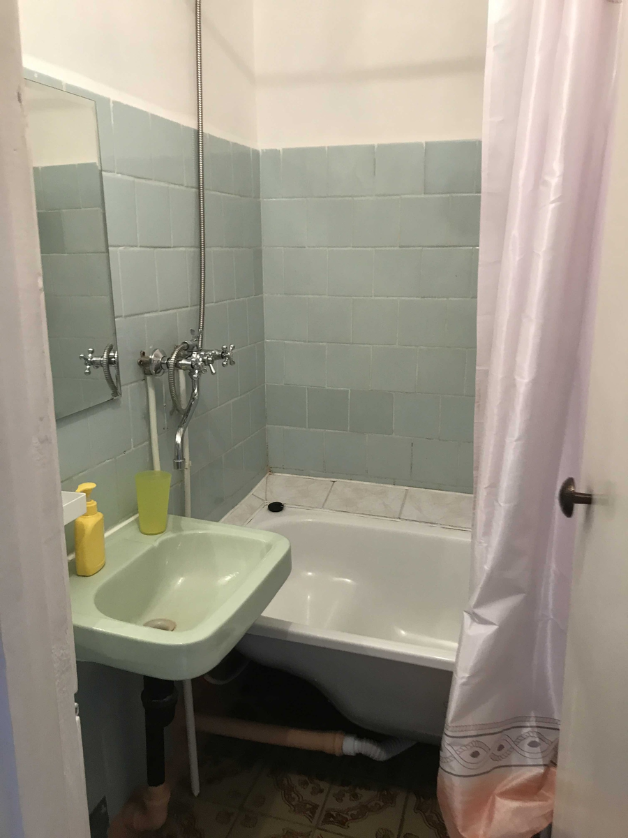 Die Dusche ist auch in Ordnung. С душем тоже все  в порядке. 