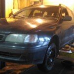 У вечного автомобиля Тойота Карина Е   90-х годов выпуска, случилась досадная неприятность — обнаружилось повреждение магистралей тормозной системы и топливной. В связи с чем, автовладелец принял решение о капитальном ремонте системы — полной замене всех магистралей, тормозных цилиндров, штуцеров, переходников, креплений трубок к кузову.