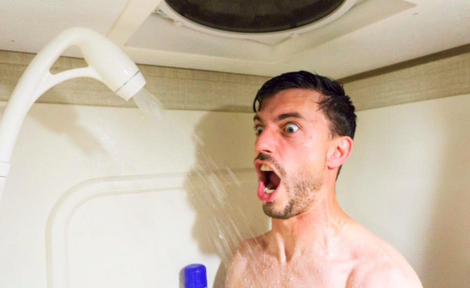 Источник фото: https://bikeandme.com.ua/trenirovki/sportivnye-travmy-i-vosstanovlenie/1005706-pochemu-velosipedisty-dolzhny-prinimat-kholodnyj-dush-posle-trenirovki 