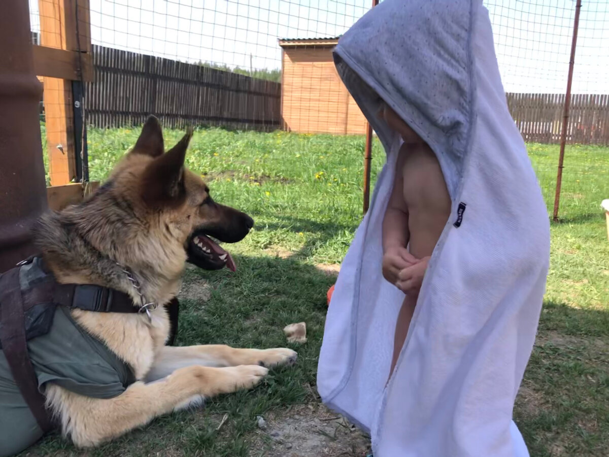 А пока Бритни взяла на себя функции няни и присматривает за дочкой)