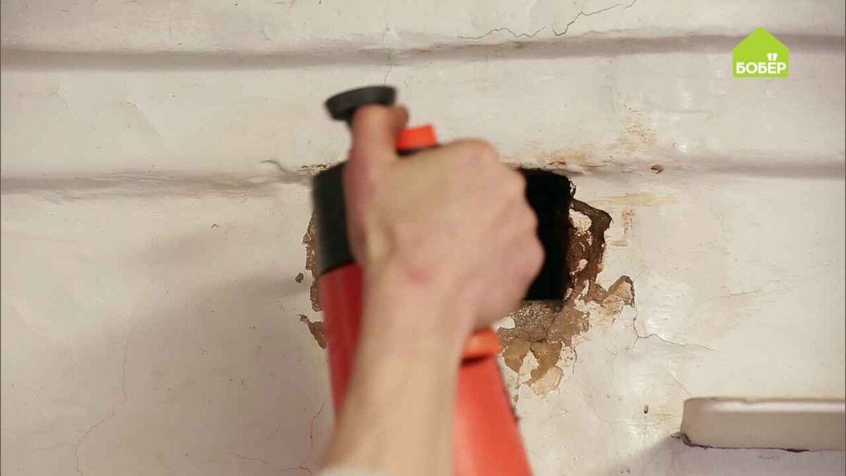 Тщательно увлажните то место, куда будет устанавливаться кирпич.