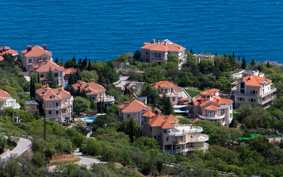Дома и коттеджи: сколько стоит жилье у Черного моря | РБК Недвижимость |  Дзен