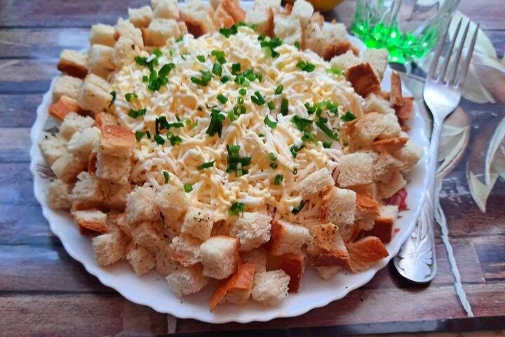 Салат с кириешками, колбасой и кукурузой