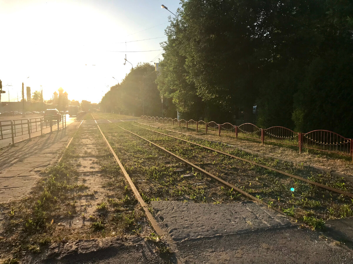 Тверь. Июнь 2021 года. Трамвайные пути у ЖД-вокзала врастают в землю