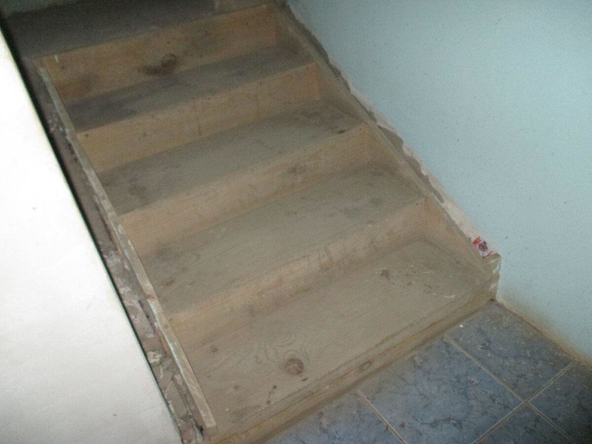 Лестница на второй этаж своими руками из дерева с поворотом на 90: особенности монтажа и сборки