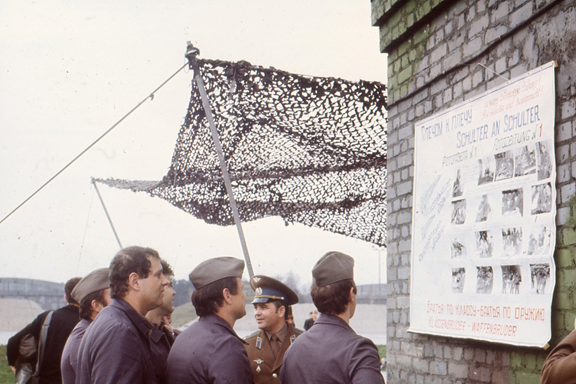 На аэродроме Финстервальде с инженерно-техническим составом нашего советского апиб и ГДР-овской ибэ (истребительно-бомбардировочной эскадры JBG 37 «Клемент Готтвальд», с аэродрома Древитц, вооруженную МиГ-23БН) у фотогазеты на совместных летно-тактических учениях.  