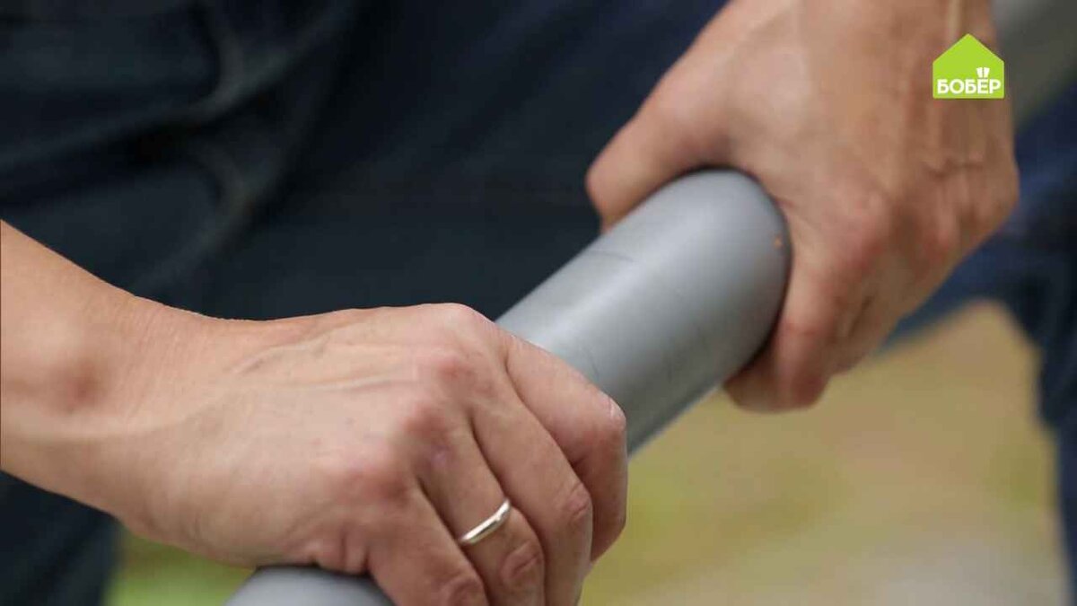 В данном случае высота от земли до водостока составляет  около 4 метров, вот почему необходимо сделать трубу длиной 3,5 метра.  Если пылесос достаточно мощный, вы можете увеличить конструкцию до 5  метров.