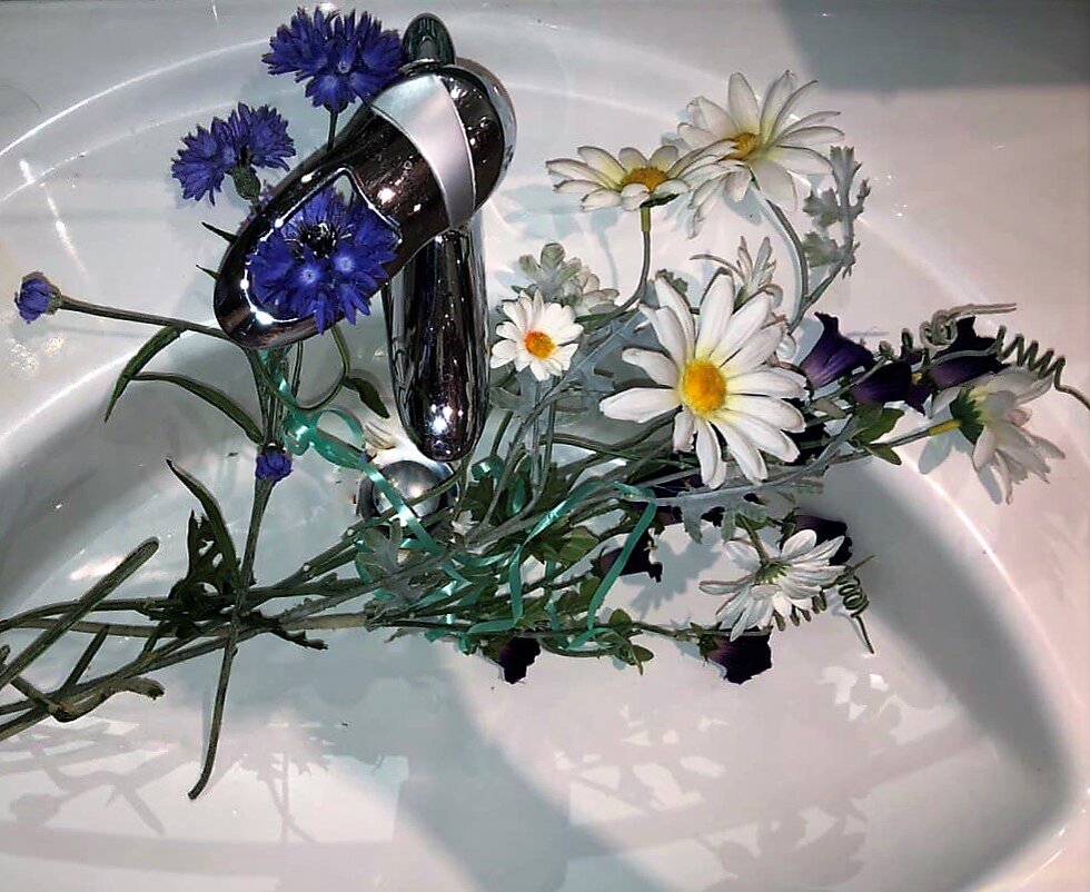 Кран водопроводный и раковина