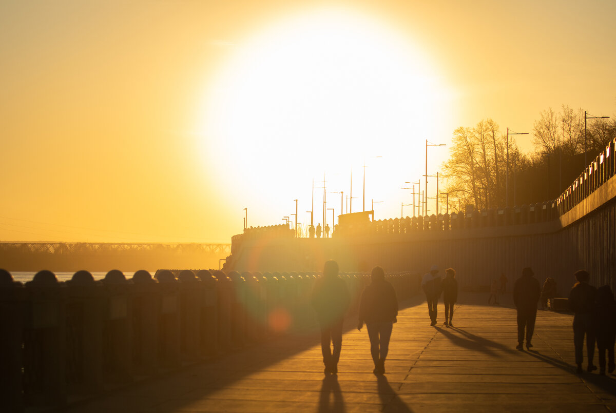 Закат над Набережной в Уфе и прохожие, апрель 2021
