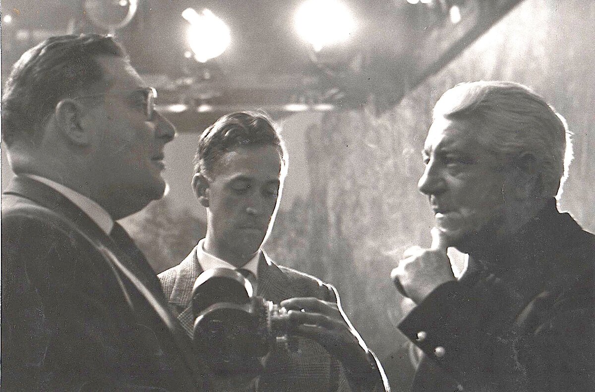 Леон Зитрон слева