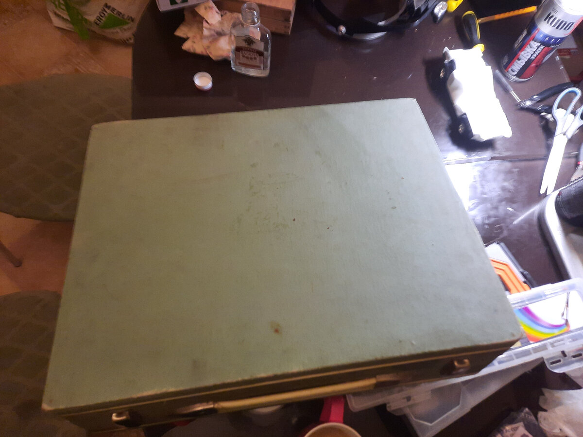 Тот же чемодан, только в профиль.