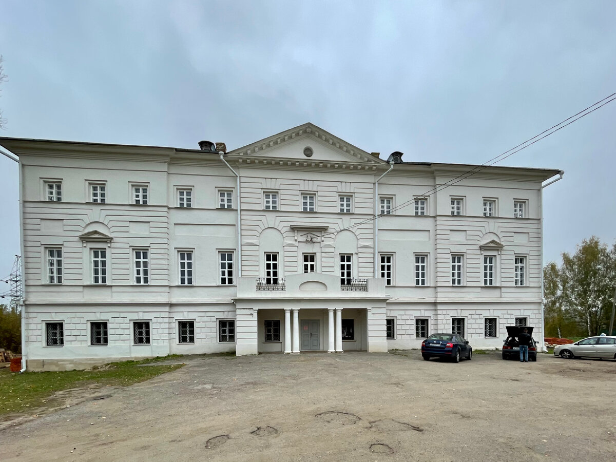 Снаружи дом отреставрирован