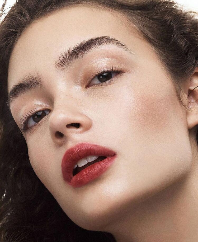 пухлые губы. естественный макияж губ. эмилия кларк макияж нюд. красивые натуральные губы.