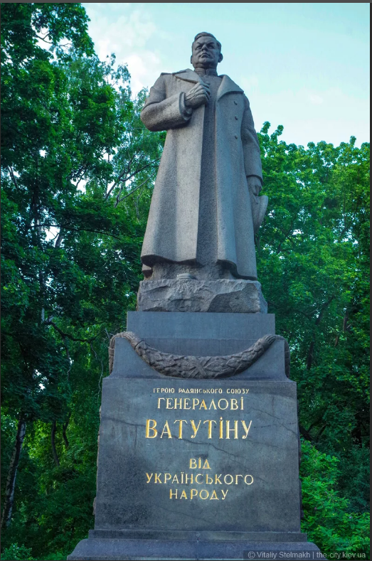 памятник  Ватутину (1901-1944) в Киеве